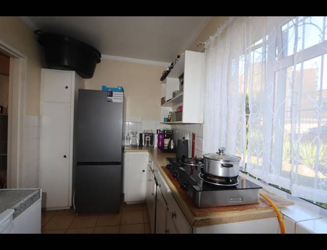 2 BEDROOM APARTMENT FOR SALE IN WYNBERG UPPER